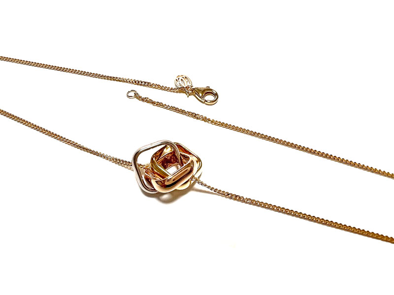 Cartier　トリニティ クッション ペンダント